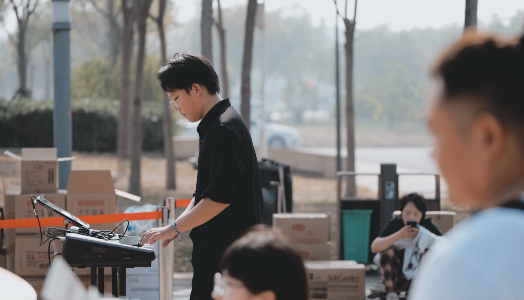 安帅在东堤公园户外演奏