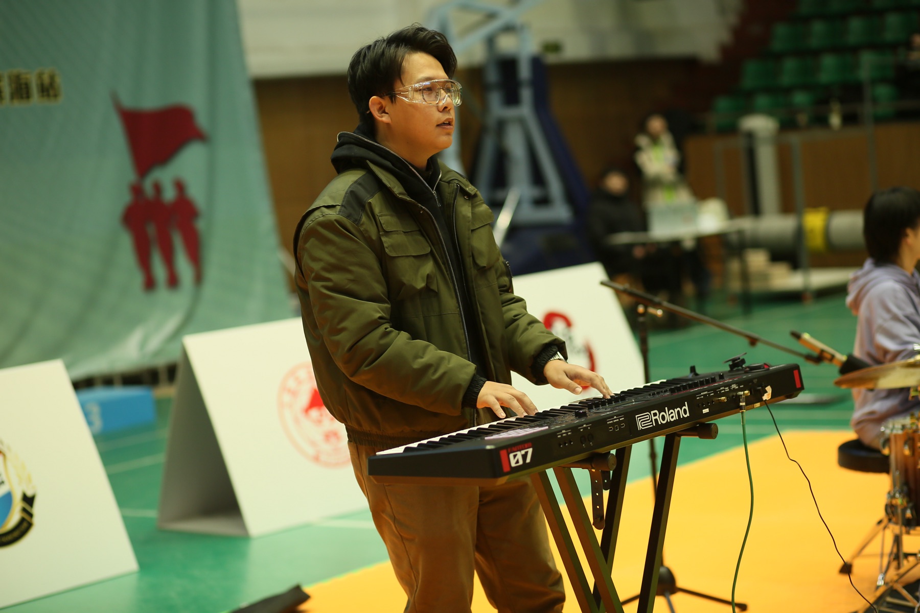 安帅在塘沽体育馆演奏键盘